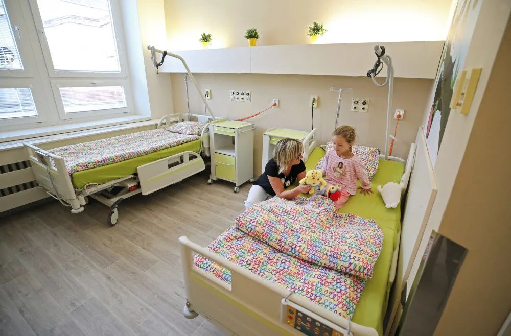 Dětští pacienti v jihlavské nemocnici mají opravený další pokoj. Je s motivy zvířat