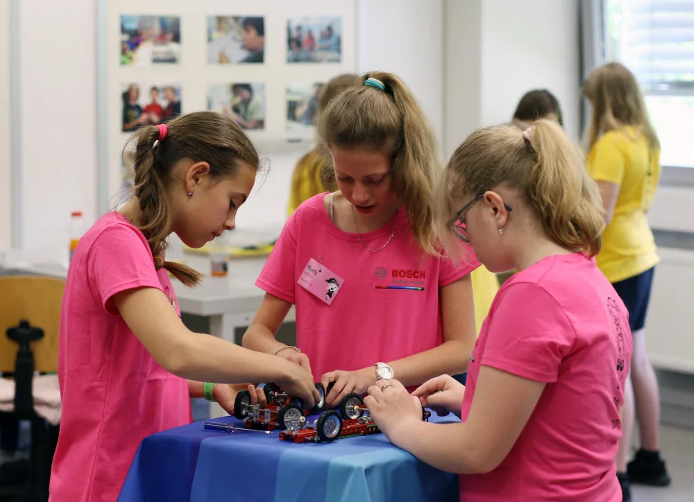 FOTO: Bosch Diesel uspořádal motivační akci Girls´ Day, děvčata pronikala do tajů techniky