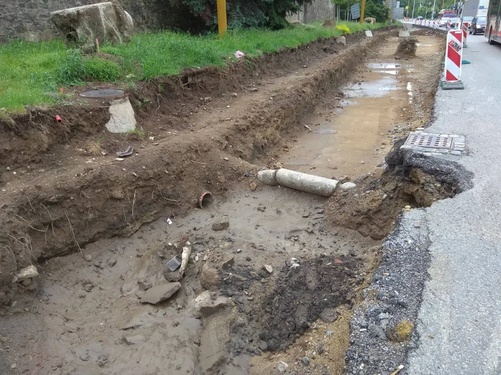 Nakonec se zpožděním. Rozšíření Hradební ulice o BUS pruh bude dokončeno nejdříve v září