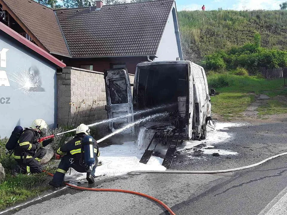 Hasiči bojují s požárem dodávky. Hasební práce komplikují převážené tlakové lahve