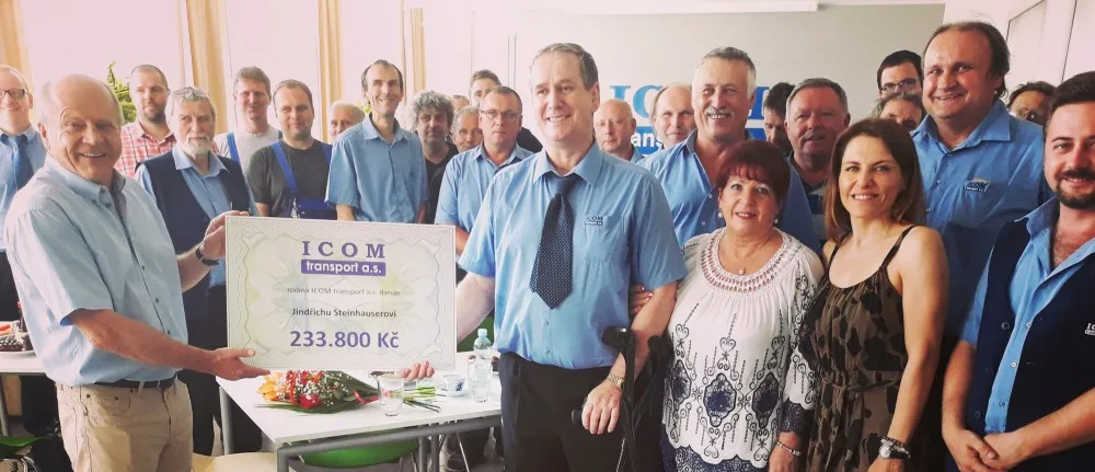 ICOM transport předal zraněnému řidiči Jindřichu Steinhauserovi šek na více než 233 tisíc korun