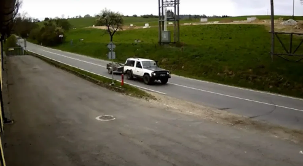 Zloděj v Batelově vykradl dvě garáže. Neznáte majitele auta na záznamu?