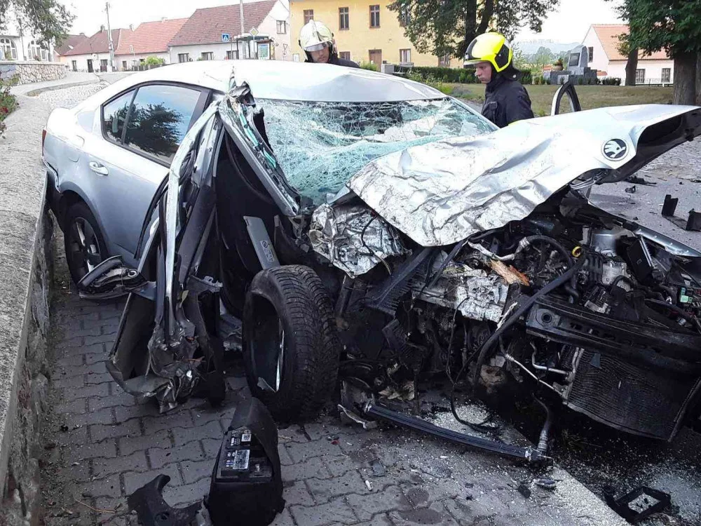 Řidič osobáku brzy ráno narazil do stromu. Jedna osoba skončila v péči lékařů