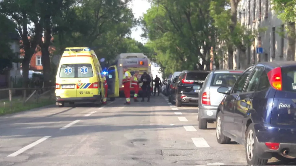 Řidič autobusu v Jihlavě srazil opilého chodce, který přecházel na nepřehledném místě