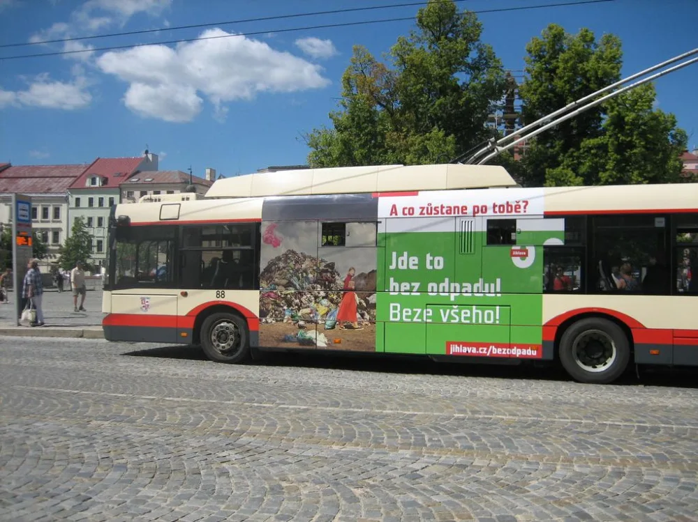 Jihlava bez obalu: Na novou kampaň ve městě upozorňují hned čtyři trolejbusy
