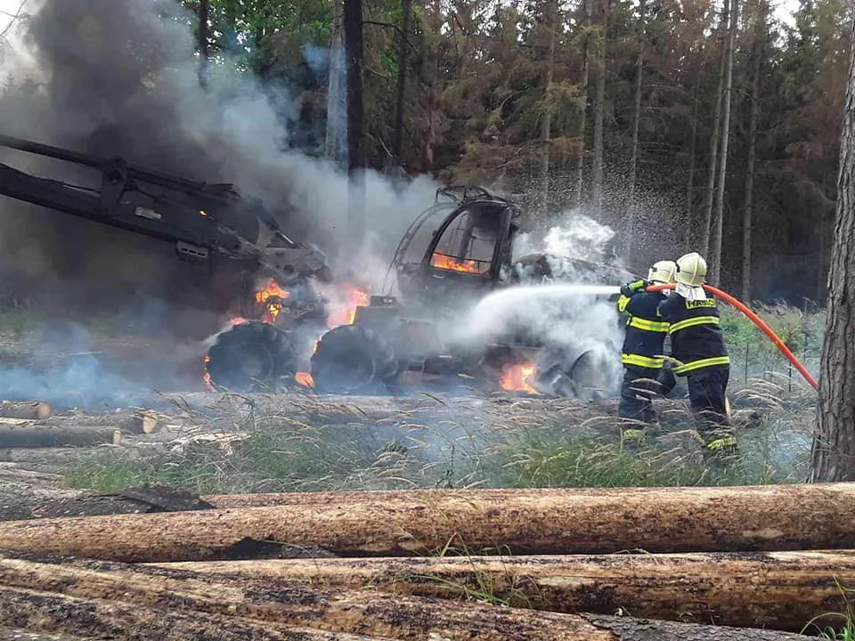 Na Třebíčsku shořel v lese těžební stroj, škoda je 15 milionů korun
