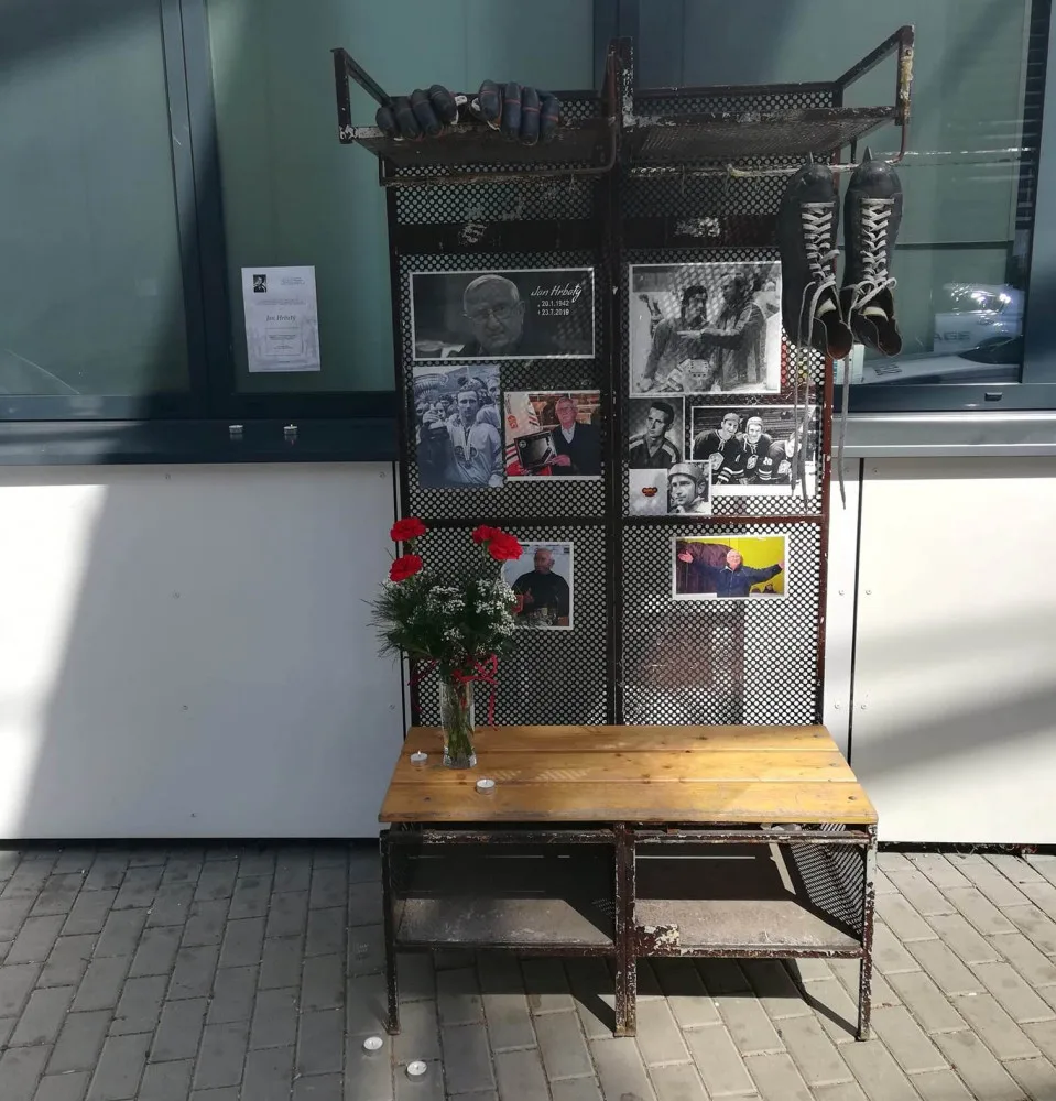 S legendou Janem Hrbatým se rozloučíme již v pátek. U zimáku vzniklo pietní místo