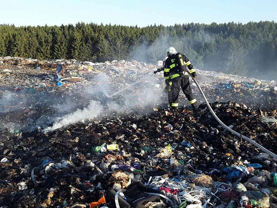 Hasiči v permanenci: Středa byla perná, hořelo na třech místech v kraji, škody šly do milionů