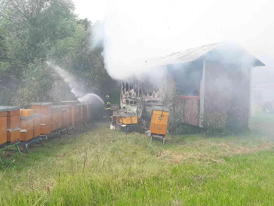 V Hosově hořel včelín, škoda byla vyčíslena na 200 tisíc korun