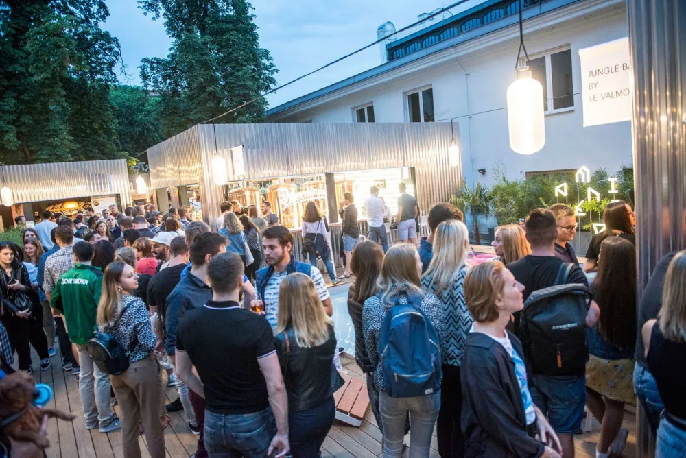 Manifesto má druhou pobočku, kde zaplatíte jen kartou