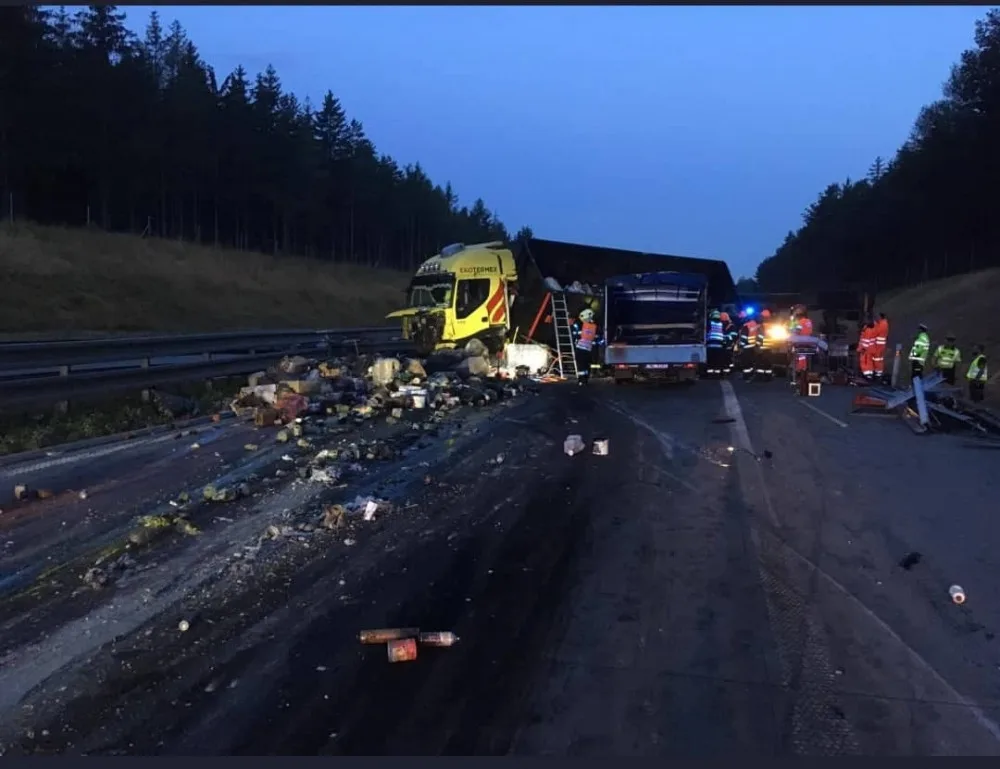 Nehoda dvou nákladních aut zablokovala dálnici D1 u Velké Bíteše