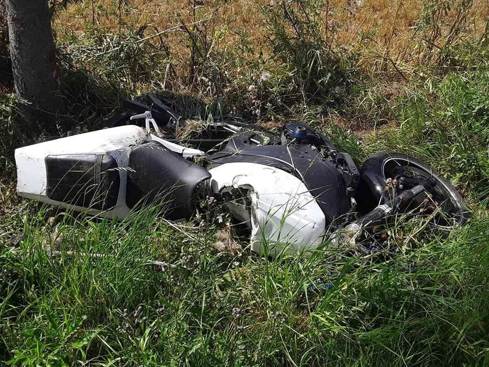 Jednačtyřicetiletý motocyklista nezvládl průjezd zatáčkou, náraz do stromu nepřežil