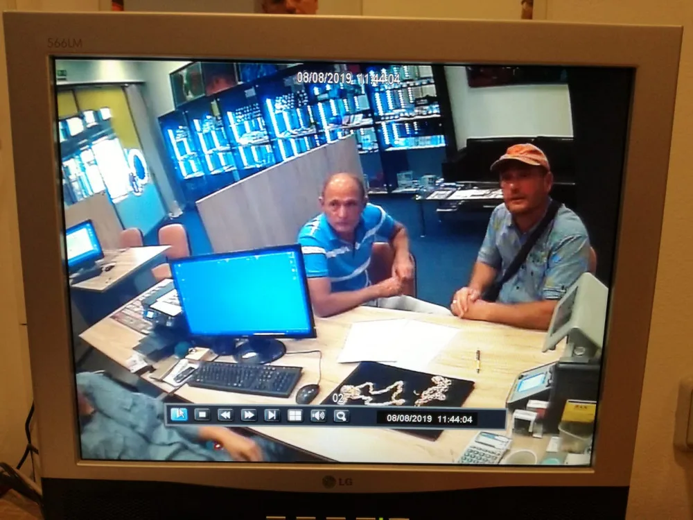 Dva muži prodali padělky šperků za necelých půl milionu korun. Pátrá po nich policie