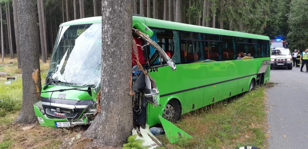 U obce Jámy na Žďársku havaroval autobus, na místě je patnáct zraněných