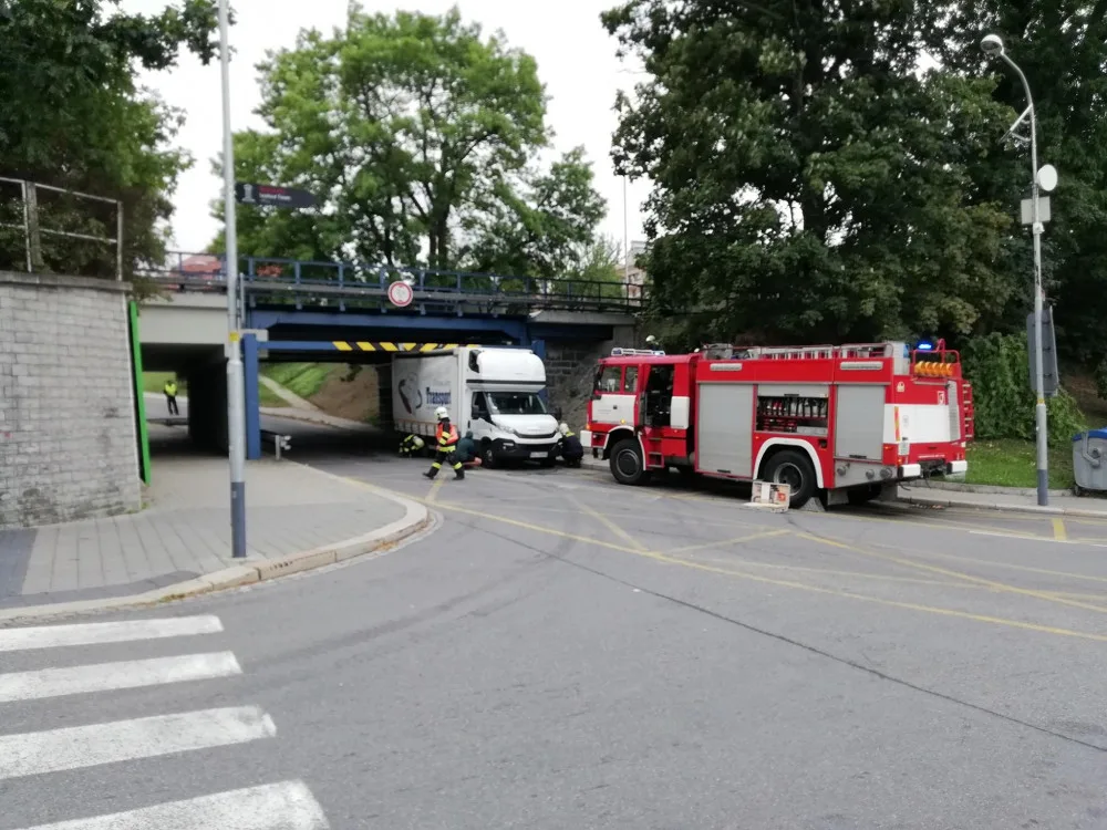 Na příjezdu do Třebíče několikakilometrové kolony. Kvůli řidiči, který se „nevešel“ pod viadukt