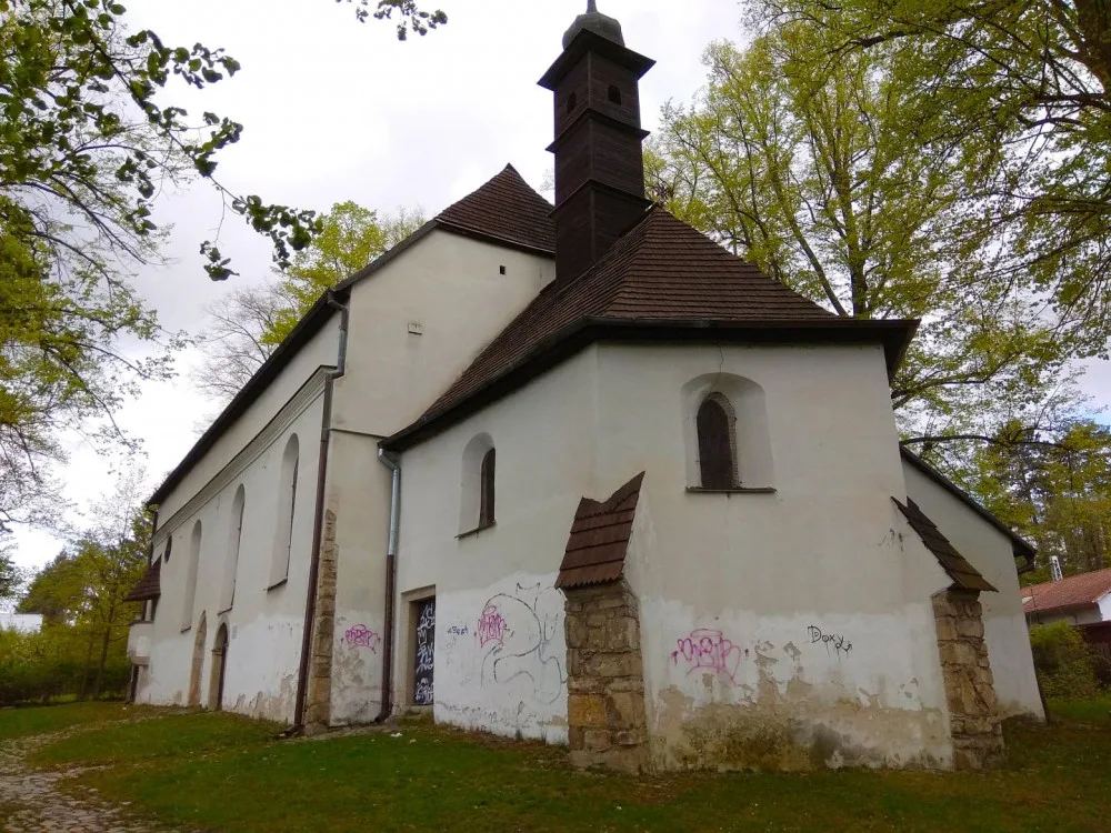Kostel na Jánském kopečku trpí neustálou činností vandalů. Do takové míry jsem se s tím ještě nesetkal, říká farář