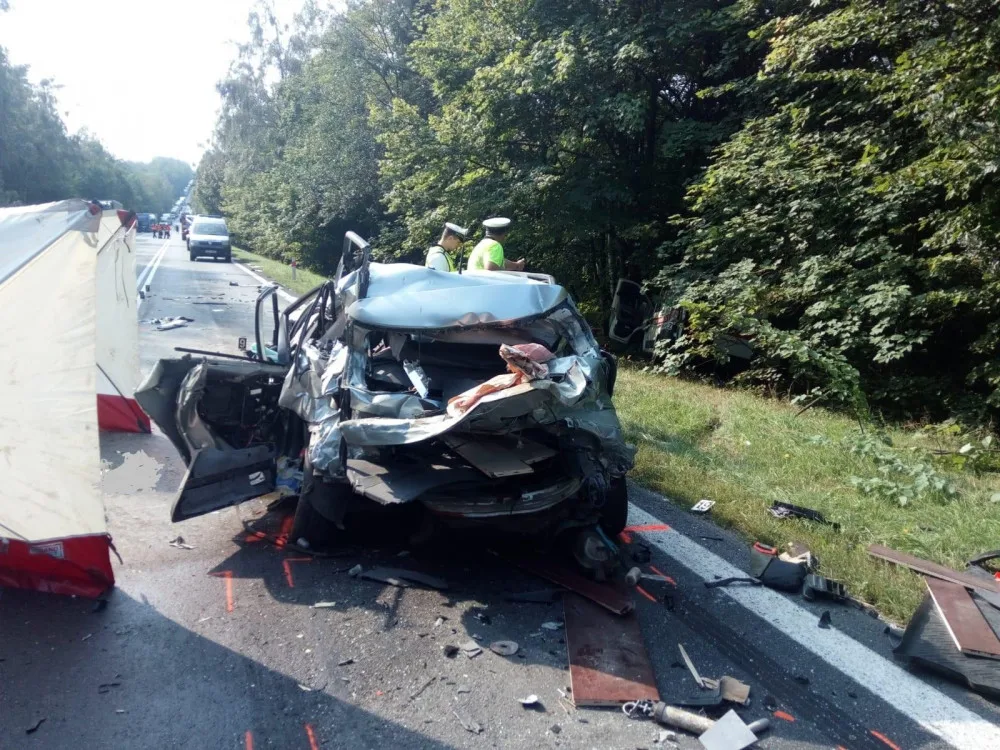 Hromadní tragická nehoda u Radostína: Dva mrtví, nejméně tři těžce zranění
