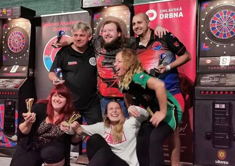 O výsledky tolik nešlo. Během charitativního šipkového turnaje se pro nemocnou Nikolku vybralo skoro 15 tisíc