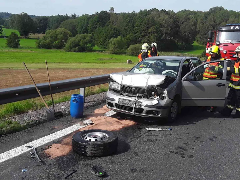 Výsledkem dnešní nehody osobního auta a dodávky u Sedliště je zranění dvou dětí