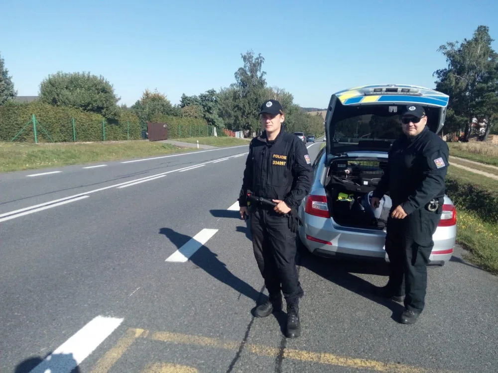 Nad silnicí I/38 létal policejní vrtulník. Akce Vrtule odhalila hlavně nesprávná předjíždění