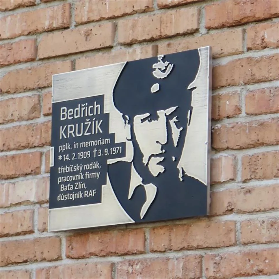 Válečný pilot a příslušník RAF Bedřich Kružík má v Třebíči pamětní desku
