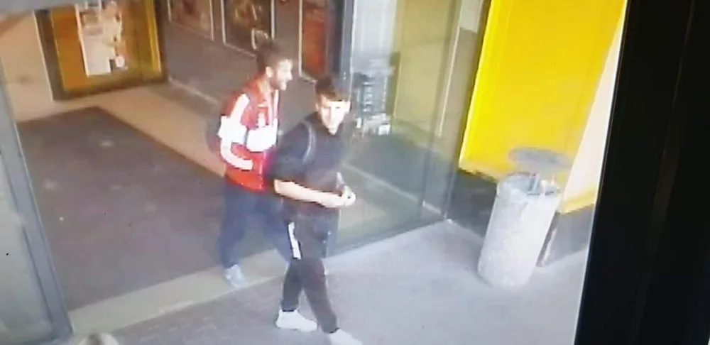 PÁTRÁNÍ: Ztracená peněženka ze srpna stále nenalezena. Pomoci má video se dvěma muži