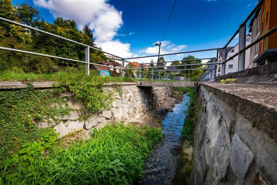 Dobrá zpráva. Lávka pro pěší přes Koželužský potok je již průchodná