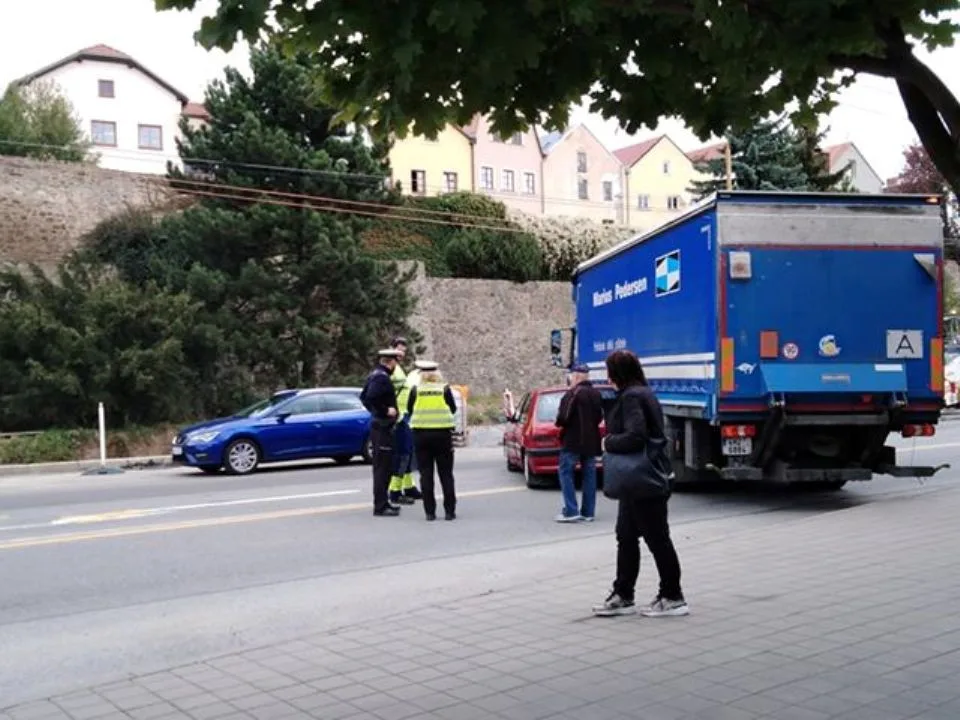 Dopravní kolaps u Cityparku. Nehoda osobáku a dodávky zastavila provoz v obou směrech
