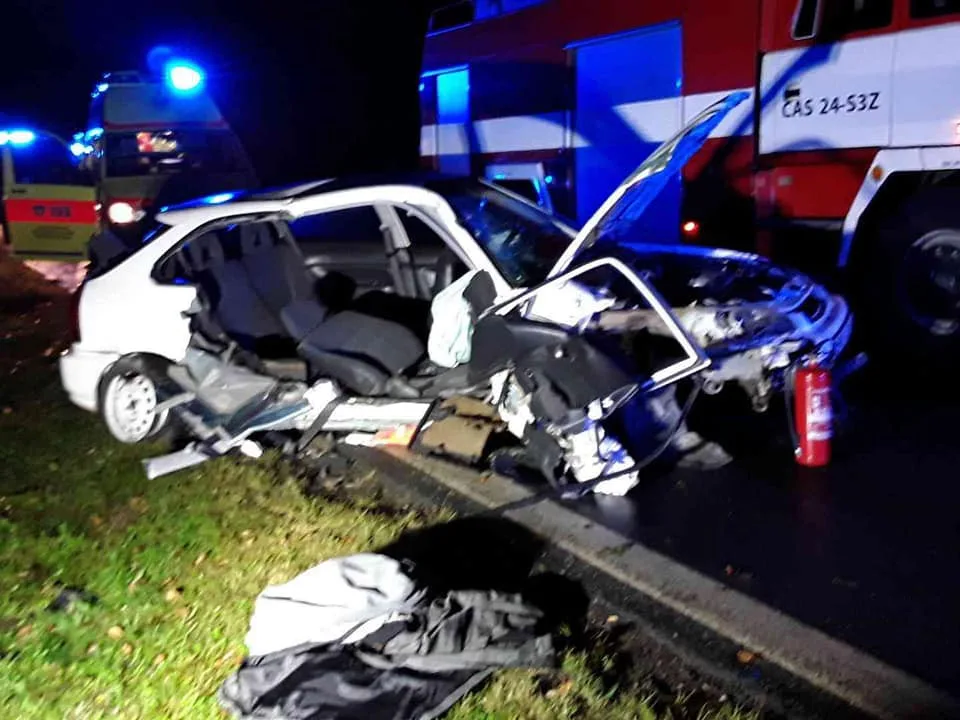 Hasiči v noci vyjížděli k nehodě osobáku. K vyproštění museli použít hydraulické zařízení 