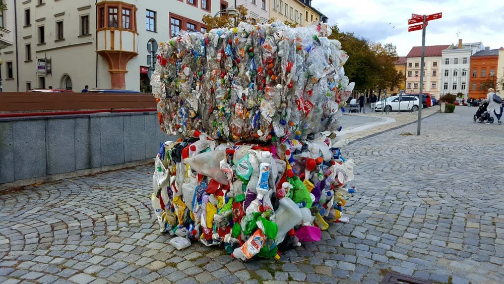 Balíky s plasty po Jihlavě zvou na netradiční výstavu. Začne už tuto středu