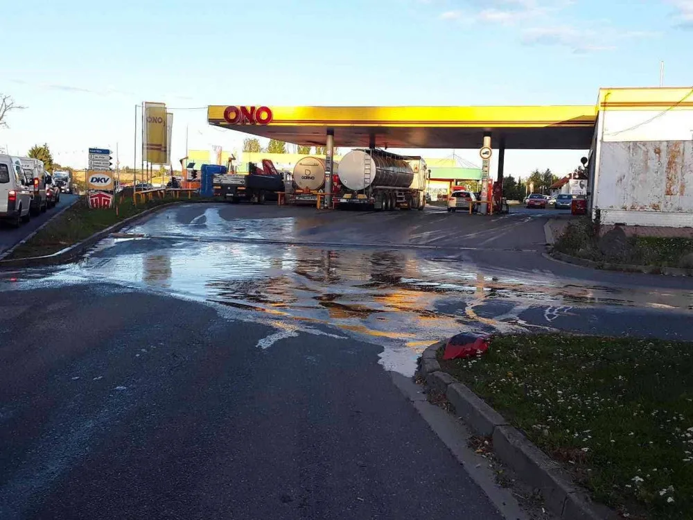 Na benzince na Žižkově ulici vytéká nafta. Kvůli proražené nádrži kamionu
