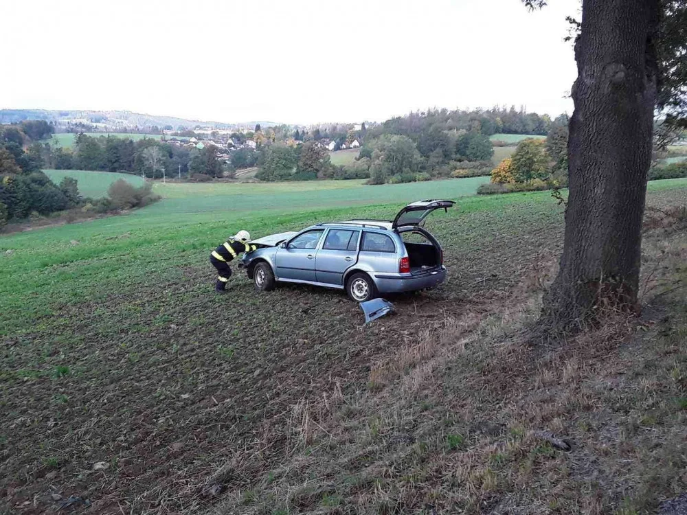 Dopravní nehoda na Humpolecké ulici: Auto skončilo mimo vozovku, jeden člověk se zranil