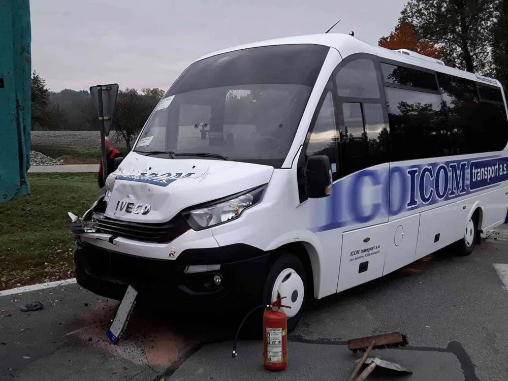 Autobus se srazil s náklaďákem. Naštěstí se nikdo nezranil