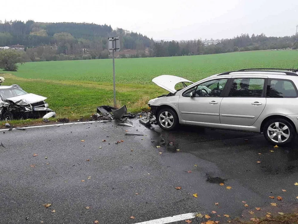 Hasiče u Polné zaměstnala nehoda dvou osobáků. Jeden člověk skončil v péči lékařů