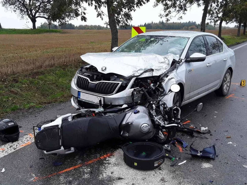 Další úterní nehoda na Vysočině: U Radňovic se srazil osobák s motorkou, zasahoval vrtulník