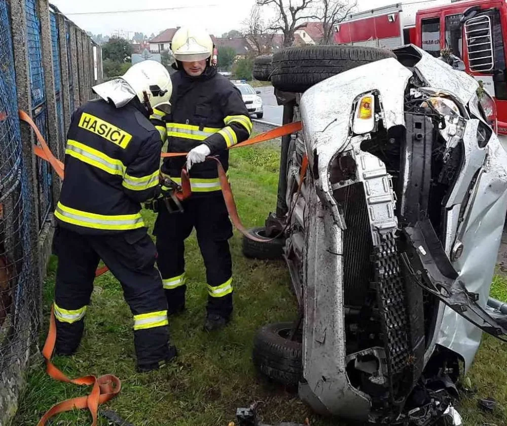 Řidička skončila se svým osobním autem na boku a zranila se