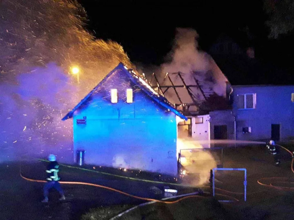 Hasiči bojovali s požárem stodoly. Před plameny uchránili rodinný dům