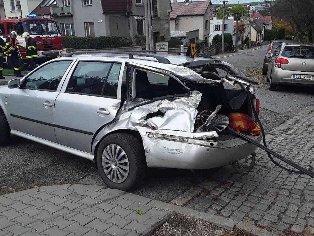 V Třebíči se dnes srazil vlak s osobním autem. Nikdo nebyl zraněn