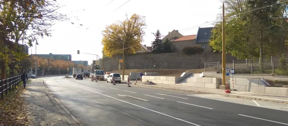 Zastávka u Cityparku už slouží MHD. Její betonová podoba však trápí nejen jihlavského náměstka