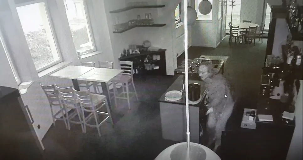 Zloděj se vloupal do restaurace a ukradl peníze i s trezorem. Není vám povědomý?