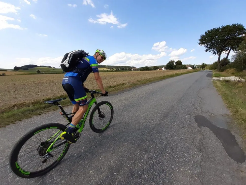 Cyklisté pro hospic našlapali více než 500 kilometrů. Přidal se i horolezec Radek Jaroš
