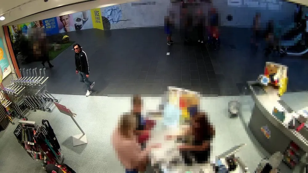 Drogerii v Cityparku navštívili zloději. Policie hledá dva muže na záznamu z kamery