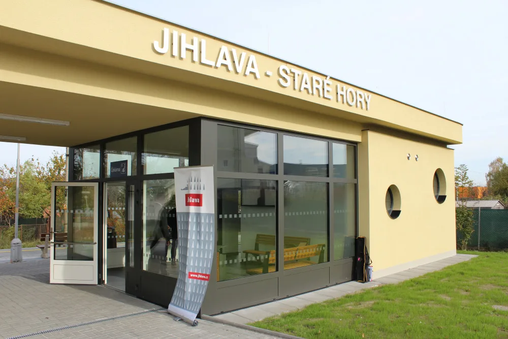 Cestujícím v Jihlavě slouží nový dopravní terminál. Nabízí toalety, automat i cykloboxy