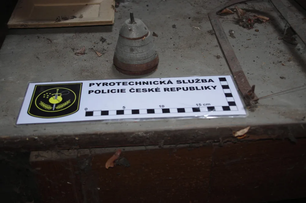 Lidé v Kamenici našli při vyklízení půdy podezřelé věci. Pyrotechnik je odborně zlikvidoval