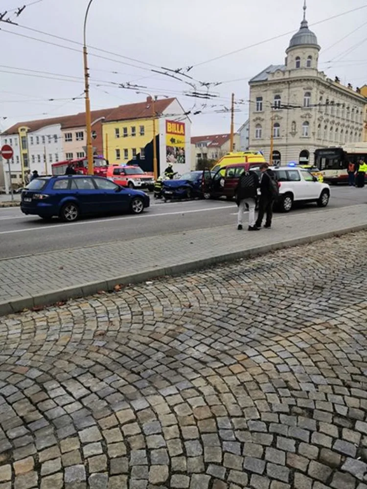 Odpolední nehoda u "odboráku" si vyžádala tři zraněné. Křižovatka je neprůjezdná