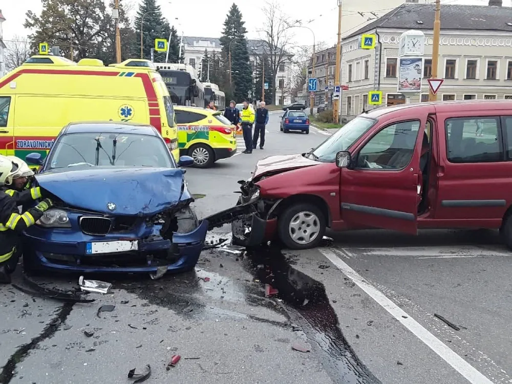 Odpolední nehoda u "odboráku" si vyžádala tři zraněné. Křižovatka je neprůjezdná