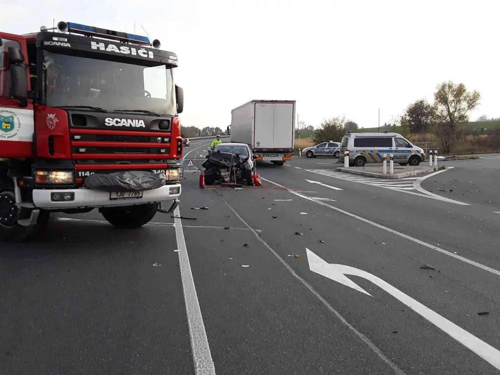 Tři lidé se zranili při nehodě u Golčova Jeníkova. Provoz je v místě omezen