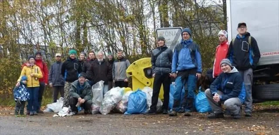 Dobrovolníci v sobotu uklidili 180 kilogramů odpadu z okolí městského nádraží a Keťásku