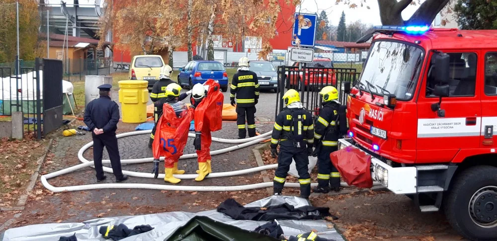 Záchranné složky nacvičovaly únik chlóru v jihlavském bazénu Evžena Rošického