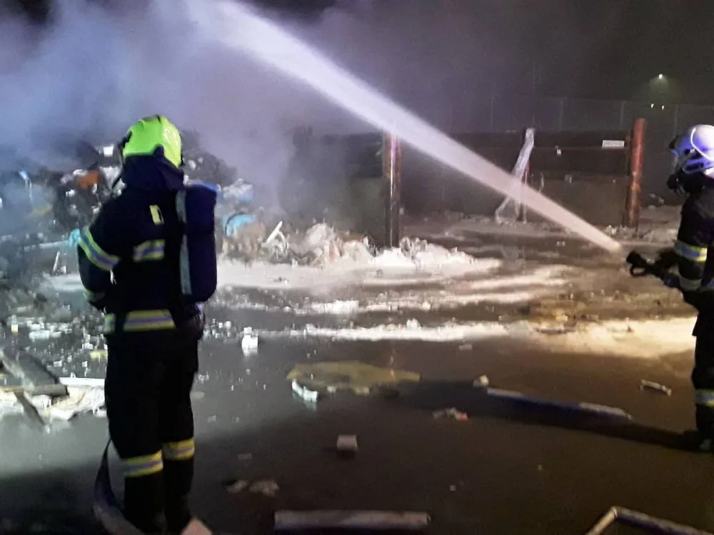 Hasiči zasahují u požáru skládky. Doporučujeme nevětrat, radí lidem v rozhlase